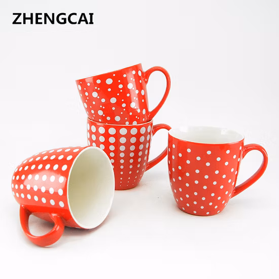 Caneca de café de cerâmica esmaltada de cor vermelha com decalques de bolinhas